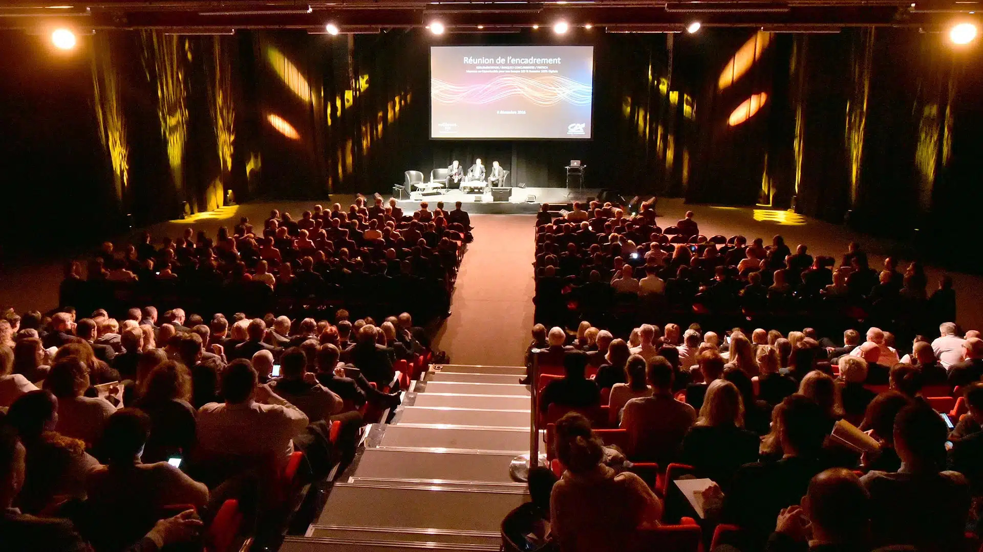 Présentation aux visiteurs du salon de l'habitat d'informations